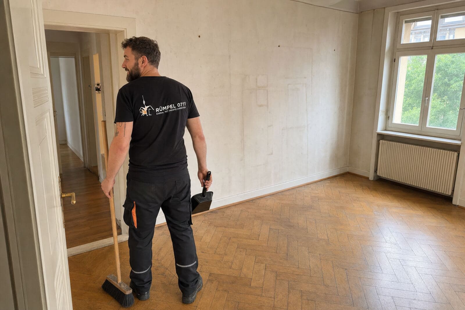 Besenrein übergebener leerer Raum nach der Entrümpelung