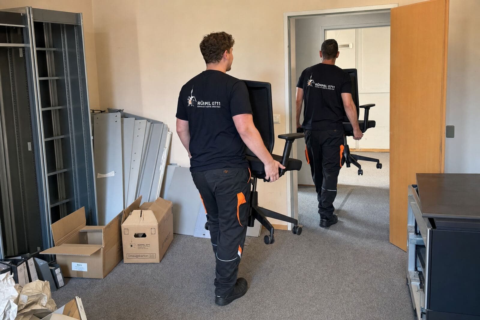 Büroauflösung: Schreibtische und Aktenschränke werden abgebaut