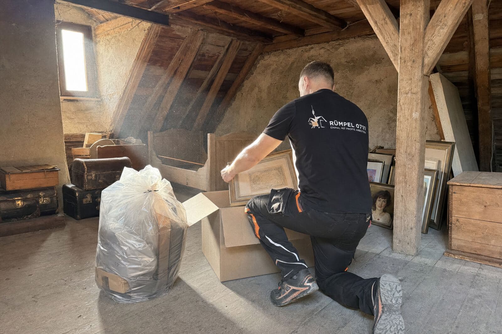Dachboden mit altem Hausrat wird entrümpelt
