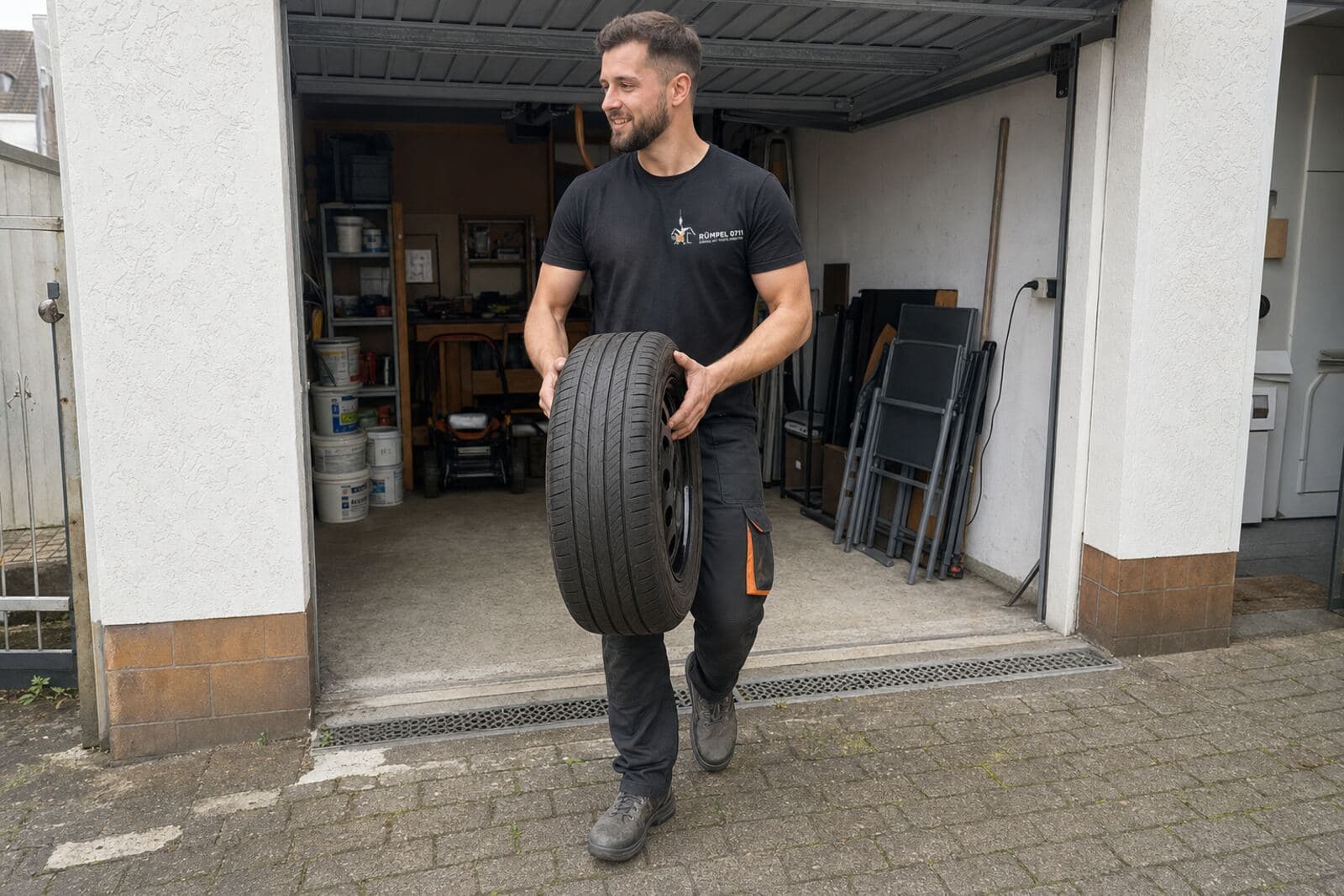 Garage voller Reifen, Werkzeug und Kartons wird geräumt
