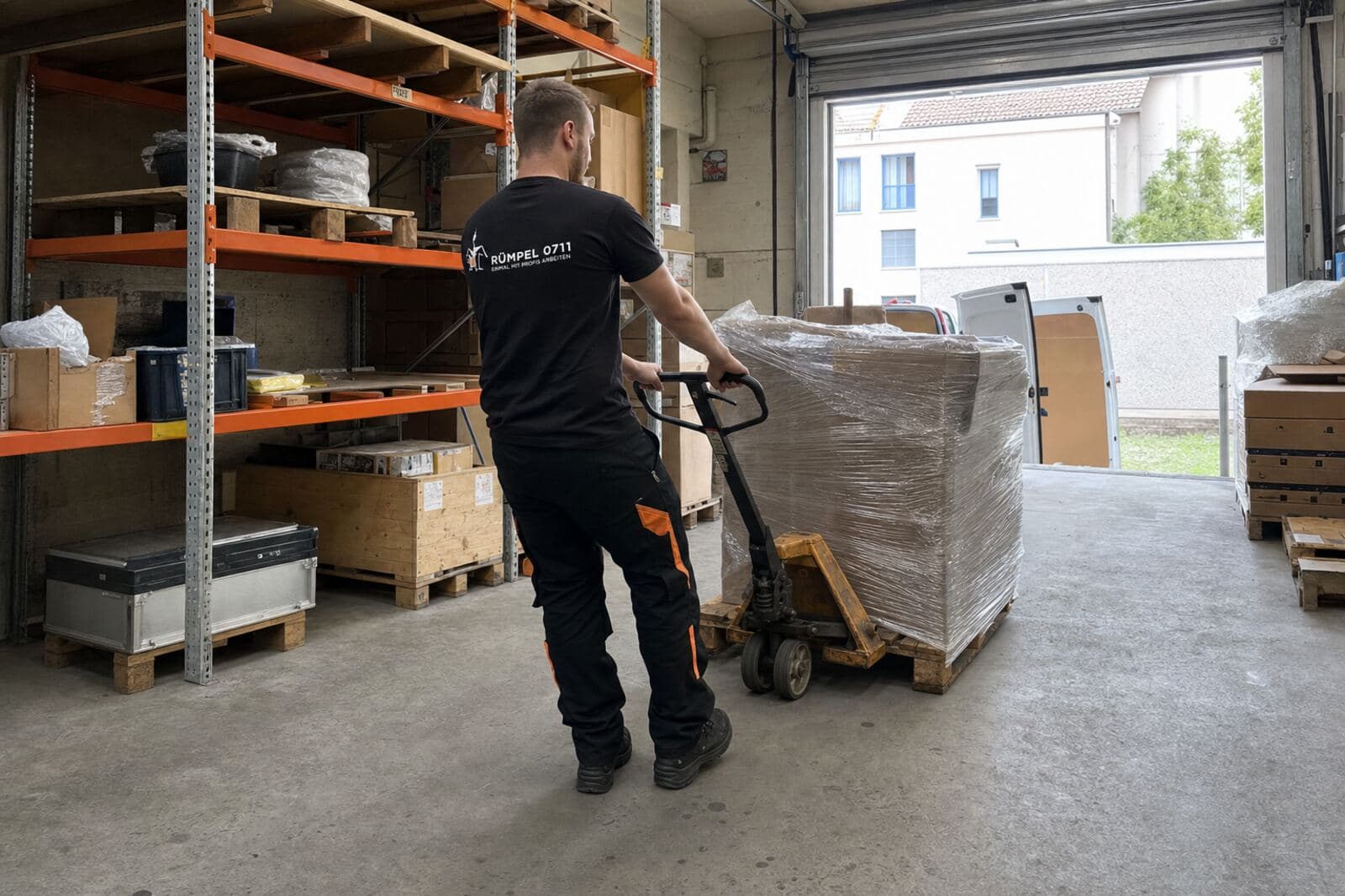 Lagerhalle wird geräumt, Regale und Paletten