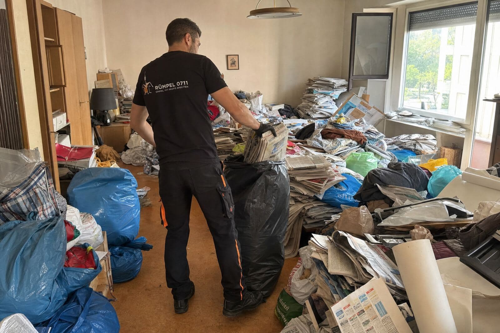 Messie-Wohnung wird behutsam entrümpelt